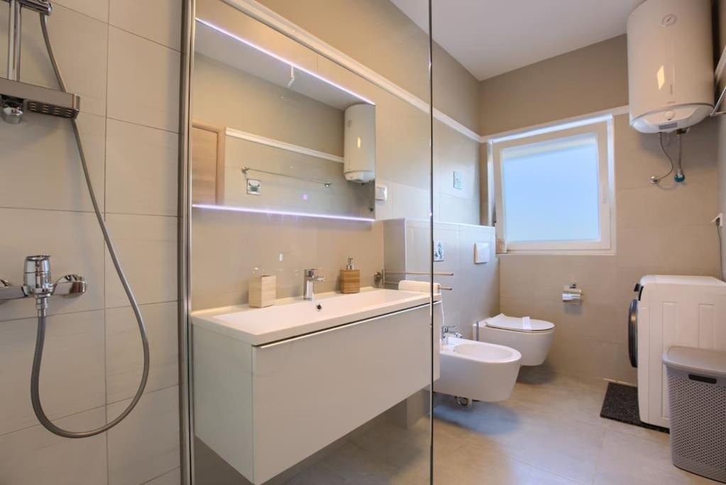 Apartment Sunrise Fuer 6 Personen In Pula-Stinjan المظهر الخارجي الصورة