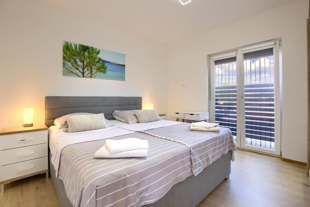 Apartment Sunrise Fuer 6 Personen In Pula-Stinjan المظهر الخارجي الصورة