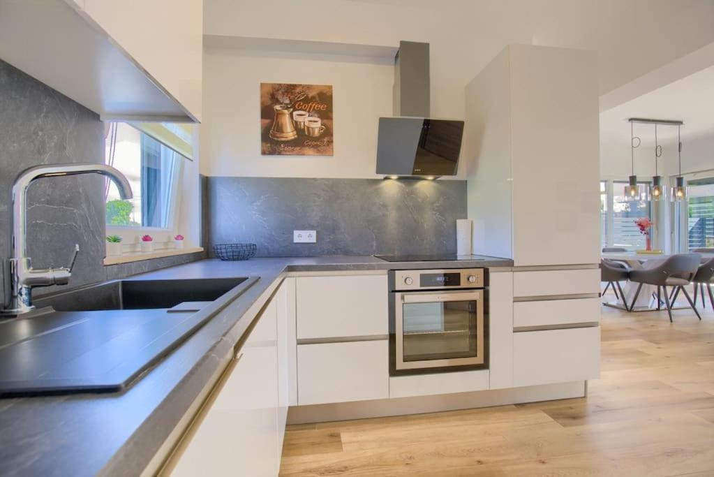 Apartment Sunrise Fuer 6 Personen In Pula-Stinjan المظهر الخارجي الصورة